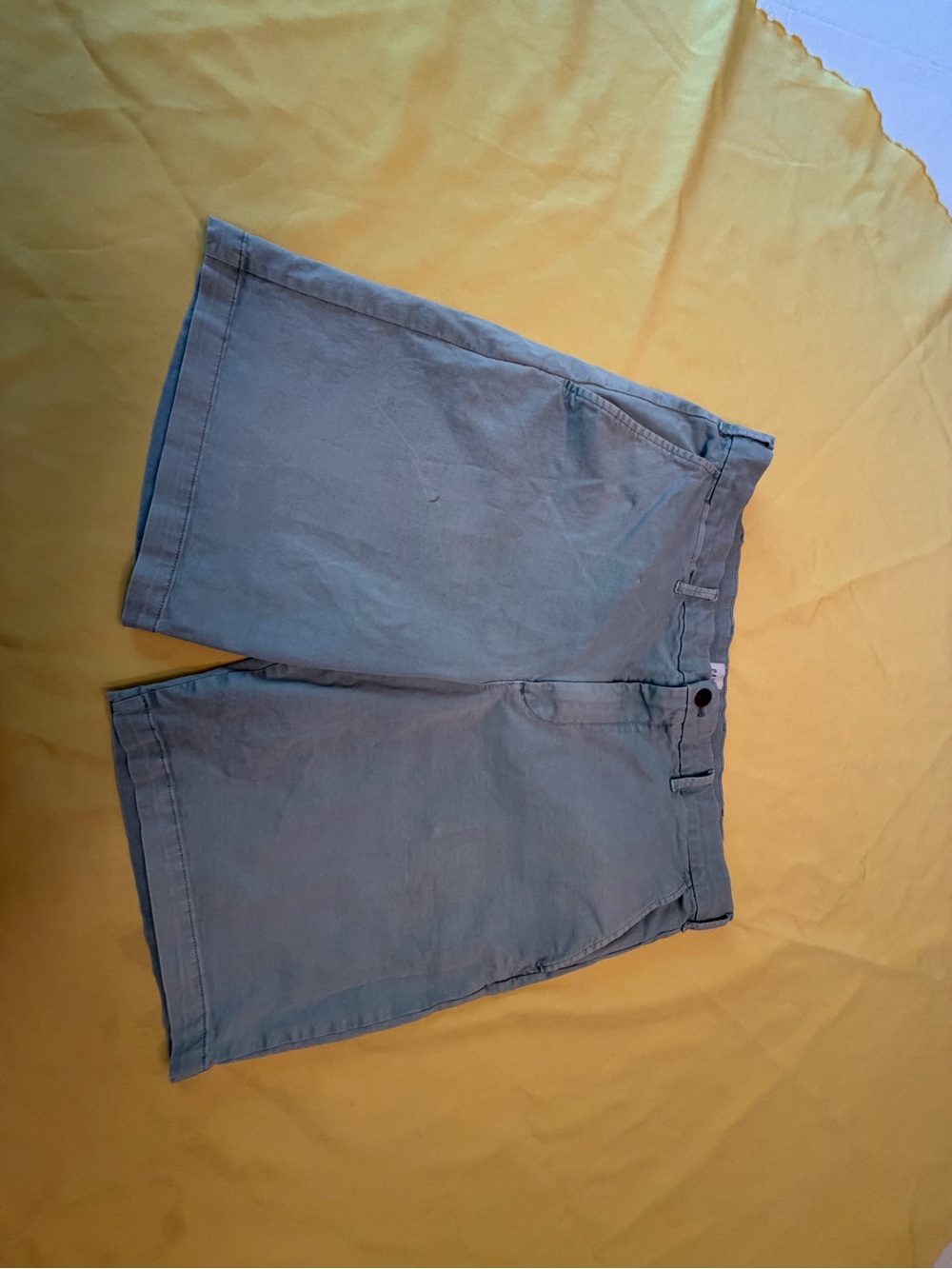 GAP Men's Flat Front Chino Shorts - Light Gray Barely Worn.